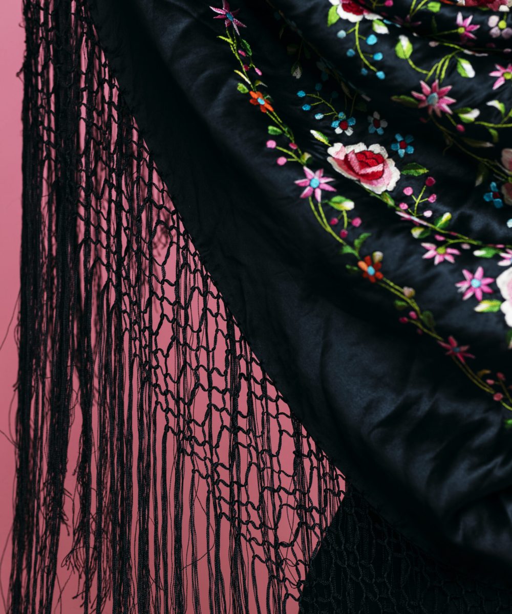 primer-manton-de-manila-con-fondo-rosa