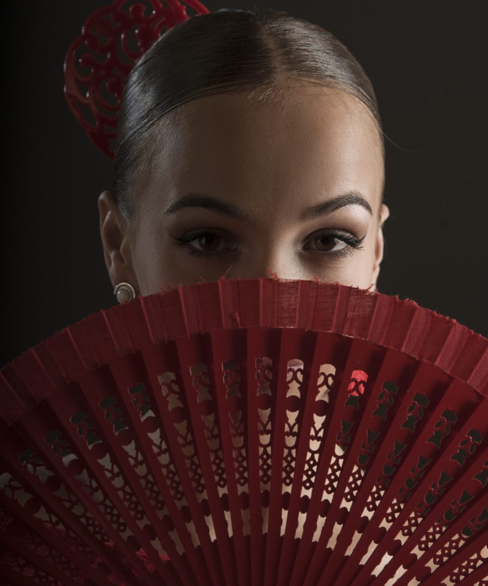 vista-frontal-mujer-posando-en-studio